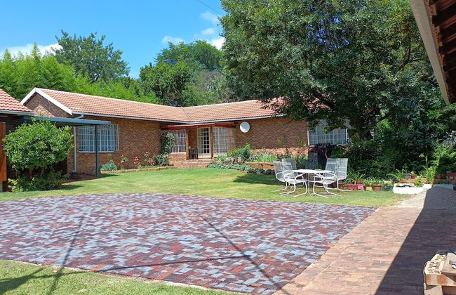Charming Randburg Accommodation Near the Olivedale Clinic - Foto 29