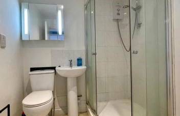 Studio Flat with Parking Off High St - Photo 9