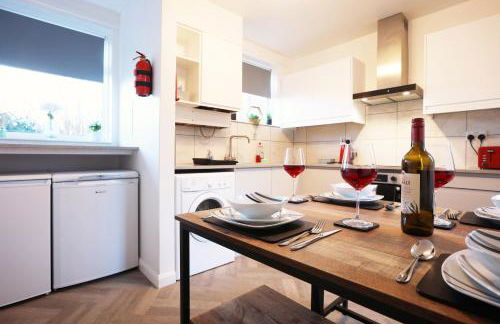 Highfield House by N and N Stays, Perfect for Contractor and Corporate Stays 2 Bed House with Free on street Parking - Photo 12