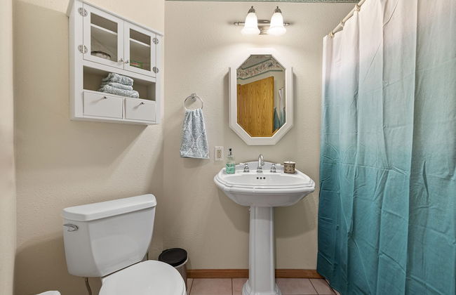 Peaceful Pines 5 BR Home with Jacuzzi - Foto 26