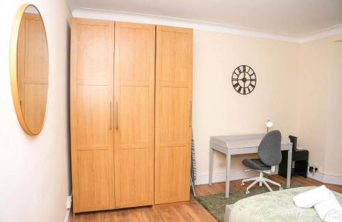 Large 4 Bedroom House Near Heathrow and M4 Free Parking - Foto 33