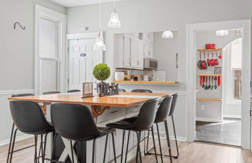 Luxe Suite with Pool Table, King Bed, 3 TVs, & Free Parking - Foto 27