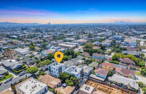 Luxury Townhome with Gated Parking and Private Balcony - Photo 36