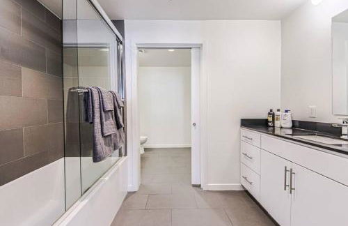 Spacious 2BD 2BA with Huge Balcony, Near Venice Beach & Fun! - Foto 17