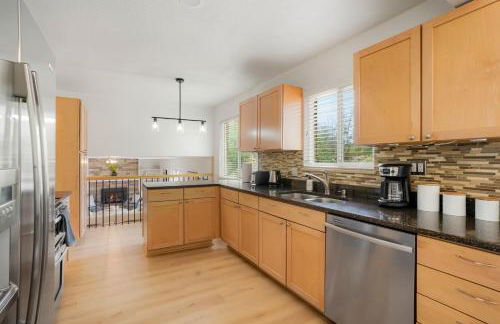 Large Home, 2 Living Rooms, Great for Family/Pets! - Foto 12