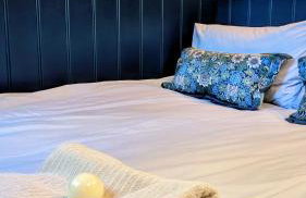 Boutique Shepherd Hut w Private Garden & Outdoor Bath - Photo 2