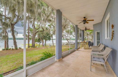 Private Beach at Lakefront Summerfield Getaway! - Foto 1