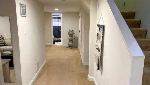 Rare Find Spacious Basement Apartment with Parking - Foto 3