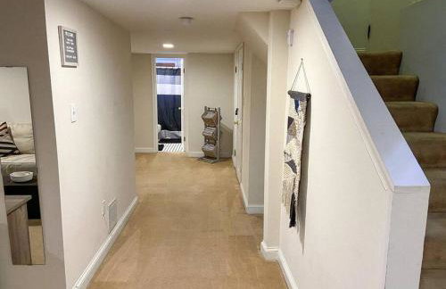 Rare Find Spacious Basement Apartment with Parking - Foto 3