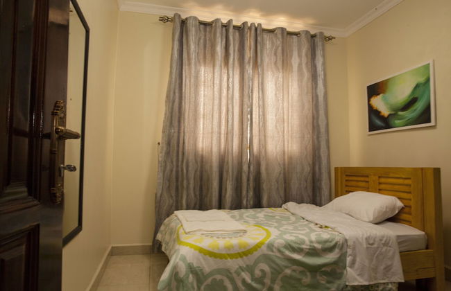 Three Bedroom art themed apartment - Photo 4