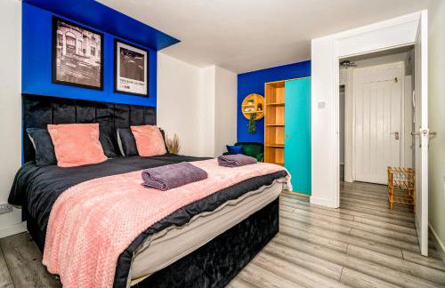 Sleek and Stylish 3 Bed in Greenock - Sleeps 8 - Photo 15