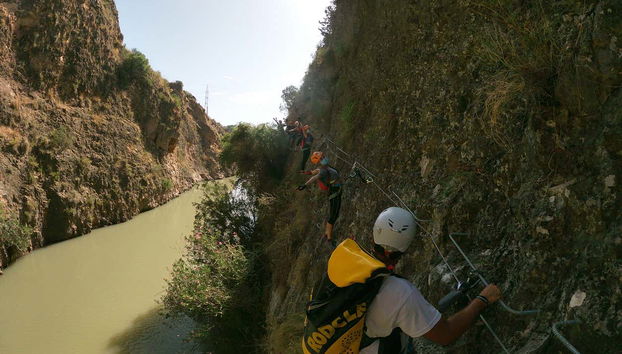 Admirez le paysage du canyon d'Almadenes