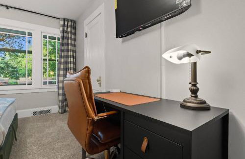 1920s Cottage | Hot Tub | Game Room | Fire Pit - Foto 6