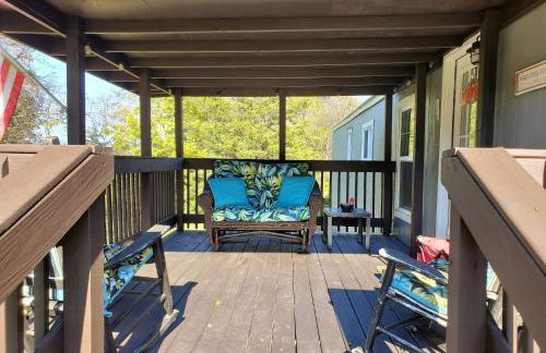 Cheerful Cozy Cottage 2 bedroom 1bath - Photo 2