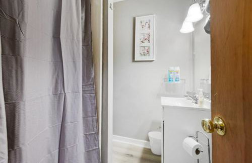 Next Stop! Comfort! 3 BR Near Amtrak Station! - Foto 42