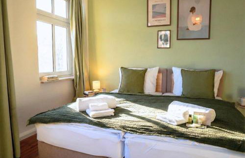 Cozy home with 3 BR, luxury beds, Smart TV, Wifi & private parking spot - Foto 1