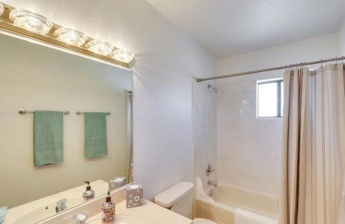 Bright Tucson Home with Patio By Rillito River Path! - Foto 17