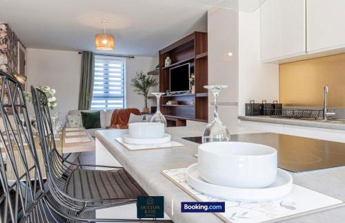 Luxury Retreat For 10 Short Lets & Serviced Accommodation Manchester with Hot Tub and Spacious Garden - Foto 25