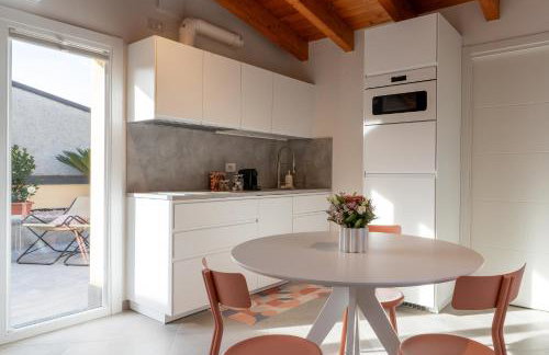 Loft Park & Rail free Parking - Photo 9