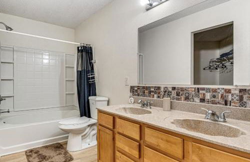 Patio and Yard! Family Home, 6 Mi to Airport - Foto 18