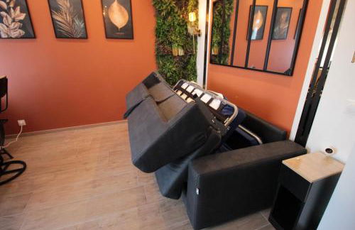 Luxury Studio, Rez de chaussée, Parking privé vidéo surveillance, Canapé haute qualité convertible couchage 2 personnes, Centre Ville proche, Restaurant, boulangerie 2 minutes à pied, Terrasse - 800mètre carré de terrain - Géré par Presta-Zen'Services - Foto 14