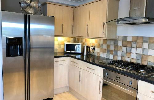 AB - Top floor 2 bed modern town centre apartment with parking for one vehicle - Foto 5