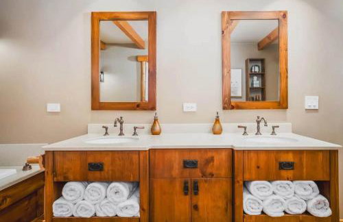 Monthly or Seasonal Large Petite Lake 44 Lakehouse Retreat with Private Pier and Hot Tub secluded Deep in the Woods - Foto 2