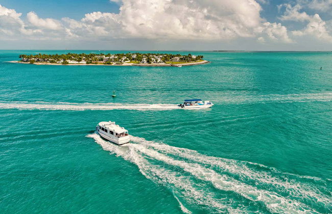 Passeio de barco com chão de vidro - Foto 2