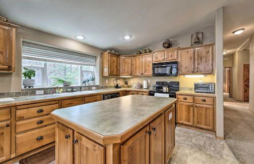 Rustic Escape with Deck, Hot Tub and Mountain Views - Foto 14