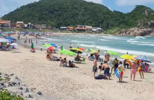 Apartamento na Praia da Enseada, 100 mt praia - Foto 35