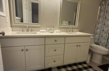 Spacious 5BR Walk to Wild Waves! - Foto 10