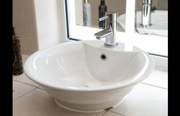 Spacious Chessington home with parking & garden - Photo 31