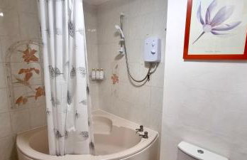 Friendly family apartment comfort sleep 6 close to tube bus airport - Foto 37
