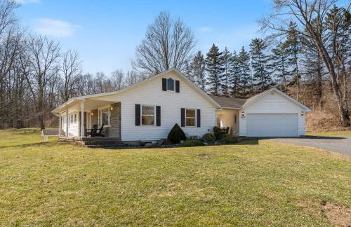 High-End Finger Lakes Escape - Expansive Game Room, Cozy Firepit, & Scenic Views - Foto 54