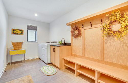 Deck with Forest Views Modern Home in Rochester! - Foto 27