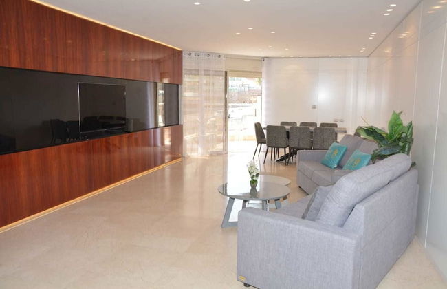 Renovated White 3BD next to Beach - Pool - Foto 1