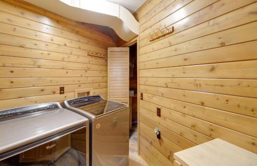 Family-Friendly Riverfront Manor on the Little Red - Foto 26