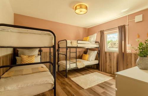 Spacious Home Sauna Hot Tub Pool Patio BBQ - Photo 20