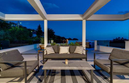 VILLA CVITA is a modern 5-bedroom villa with a Jacuzzi, a Gym and Finnish Sauna, a heated pool, and amazing views - Foto 45