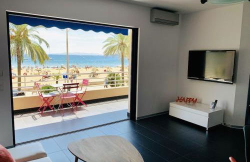 T2 Front de Mer 2pers 1 minute de la plageT2 de 44 m2 plus terrasse 16m2 , vue mer panoramique et en face de la plage Cet appartement refait à neuf bénéficie d'un confort et d un équipement optima Cet appartement est idéal pour 2 personnes avec sa chamb - Foto 1