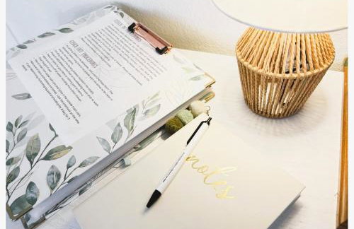 4BR Boutique Coastal Home, Walk to Beach and The Strand, Sleeps 10 - Foto 61