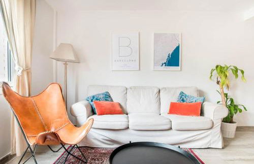 Charming Apartment With Vibrant Accents - Photo 21