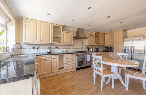 SPACIOUS 3 BEDROOM HOME - GREAT FOR FAMILIES! - By Tempstay - Foto 8