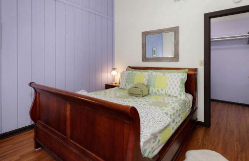 Chicadees Lake Lookout - A wood-burning fireplace, beautiful lake views, king and queen bedrooms, deck dining, and easy access t - Foto 26