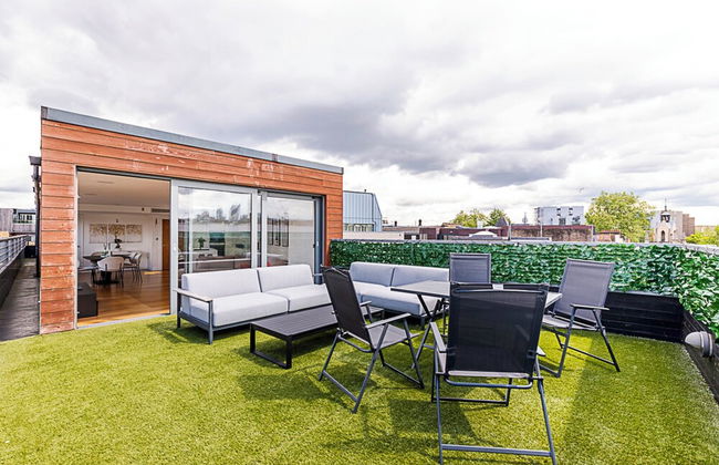 Modern Haven With Terrace View & Urban Charm - Foto 23