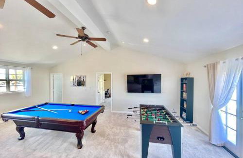 New Charming Spacious Disneyland Pool Home - Photo 52