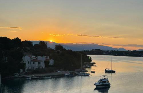Seafront rural big house at Solta Croacia island - Photo 3