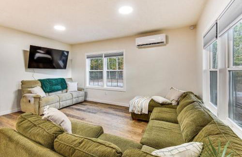 Lake-View Home in Statham with On-Site Fishing - Foto 1