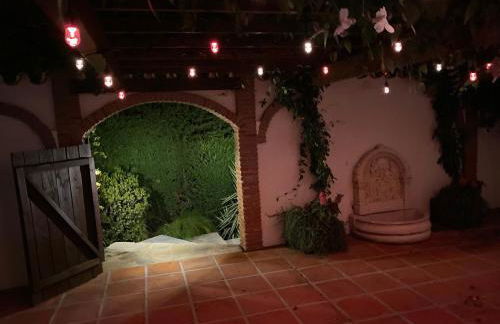 Villa with a big garden and heated pool - Photo 8