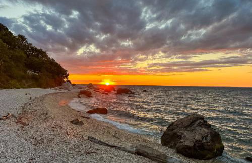 Steps to Beach + Sunset Views! East Marion Home - Foto 33